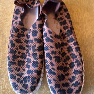 Isle Jacobsen leopard print slip on shoes in size 39 (8.5)